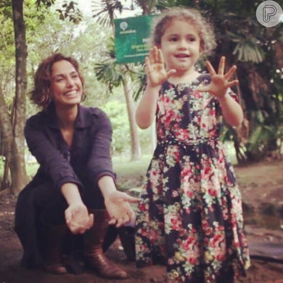 Camila Pitanga ensina a filha a ter contato com a natureza desde pequena