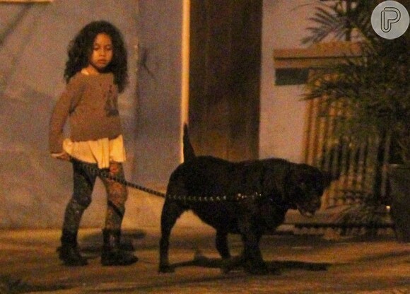Antonia Peixoto, filha de Camila Pitanga, leva o cachorro para passear