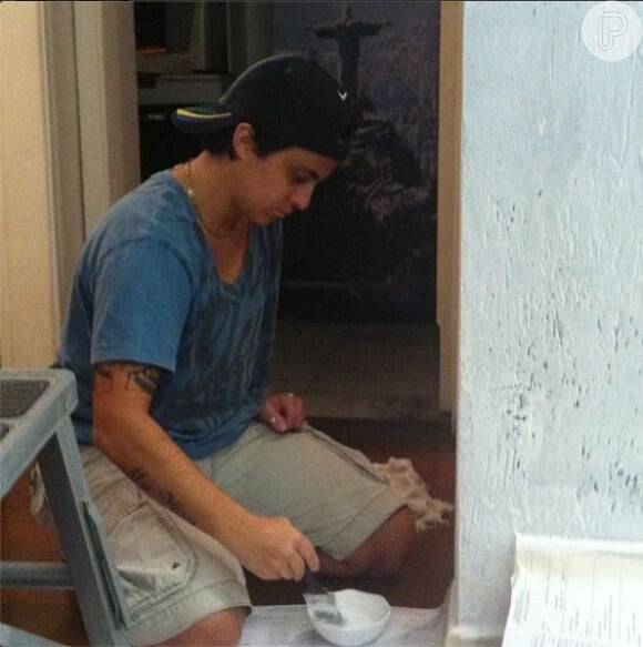 Thammy Miranda posta foto em seu Instagram pintando parede durante a madrugada, em 28 de janeiro de 2013