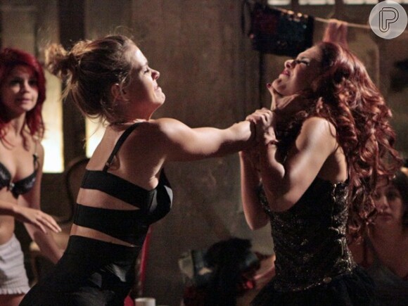 Por ser uma traidora, Rosângela (Paloma Bernardi) é agredida por Jéssica (Carolina Dieckmann) em 'Salve Jorge'