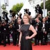 Natacha Regnier escolhe longo preto com dupla textura para a première de 'Saint Laurent' no Festival de Cannes 2014