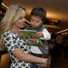 Estilosos, Eliana e seu filho, Arthur prestigiam lançamento de livro, em São Paulo