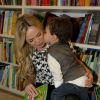 Estilosos, Eliana e seu filho, Arthur prestigiam lançamento de livro, em São Paulo 17 de maio de 2014