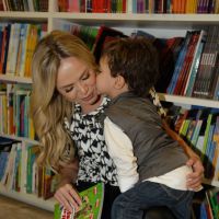 Filho de Eliana, Arthur, de 2 anos, esbanja charme em lançamento de livro em SP