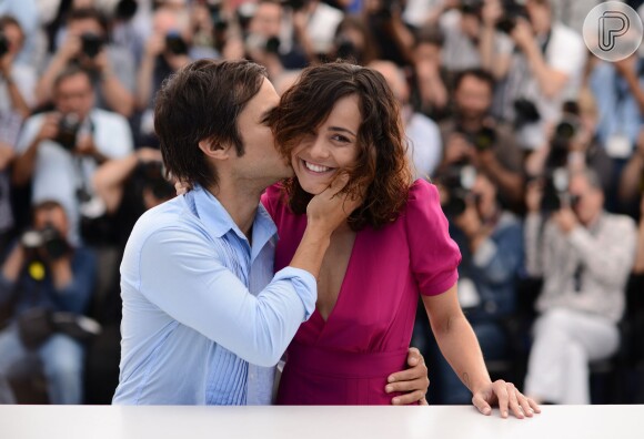 Gael García Bernal dá beijo carinhoso em Alice Braga durante o Festival de Cannes 2014