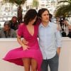 Vestido de Alice Braga é levantado pelo vento durante o Festival de Cannes 2014