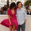 Alice Braga segura o vestido ao lado de Gael García Bernal durante o Festival de Cannes 2014