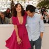 Alice Braga cai na gargalhada ao segurar o vestido durante o Festival de Cannes 2014