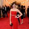A atriz Anne Hathaway exibiu um top cropped e uma saia longa com uma fenda no mesmo tom para desfilar no tapete vermelhor do baile do Met, em Nova York, em maio deste ano