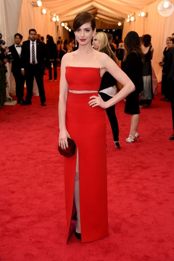 A atriz Anne Hathaway exibiu um top cropped e uma saia longa com uma fenda no mesmo tom para desfilar no tapete vermelhor do baile do Met, em Nova York, em maio deste ano
