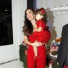 A apresentadora Daniela Albuquerque usou um macacão vermelho para a festa de aniversário da filha, Alice, que tamém usou um look na mesma cor
