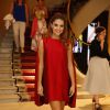A atriz Paloma Bernardi escolheu um vestido vermelho Vitor Zerbinato combinado com sapato nude Schutz para participar de um almoço durante o Festival de Cannes