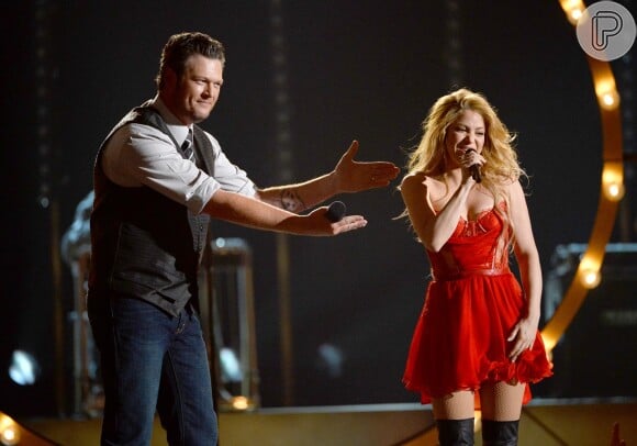 Shakira ousou com um vestido supersexy, com rendas e saia esvoaçante na cor vermelha ao lado de Blake Shelton, no Academy of Country Music Awards, em abril deste ano