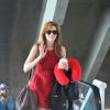 Sophia Abrahão foi flagrada no aeroporto carregando bolsa, jaqueta e o seu travesseirinho, mas cheia de estilo com um vestido básico vermelho com boots