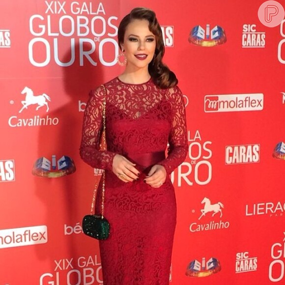 Paolla Oliveira usou um vestido vermelho rendado na premiação portuguesa Globos de Ouro, realizada em Lisboa, no dia 18 de maio de 2014