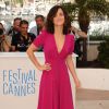 Alice Braga investiu no decote para ir à première do filme argentino 'El Ardor', exibido no Festival de Cannes, em maio de 2014