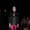 Carol Celico, mulher do jogador Kaká, usou uma calça pink para conferir os desfiles da São Paulo Fashion Week, em abril deste ano