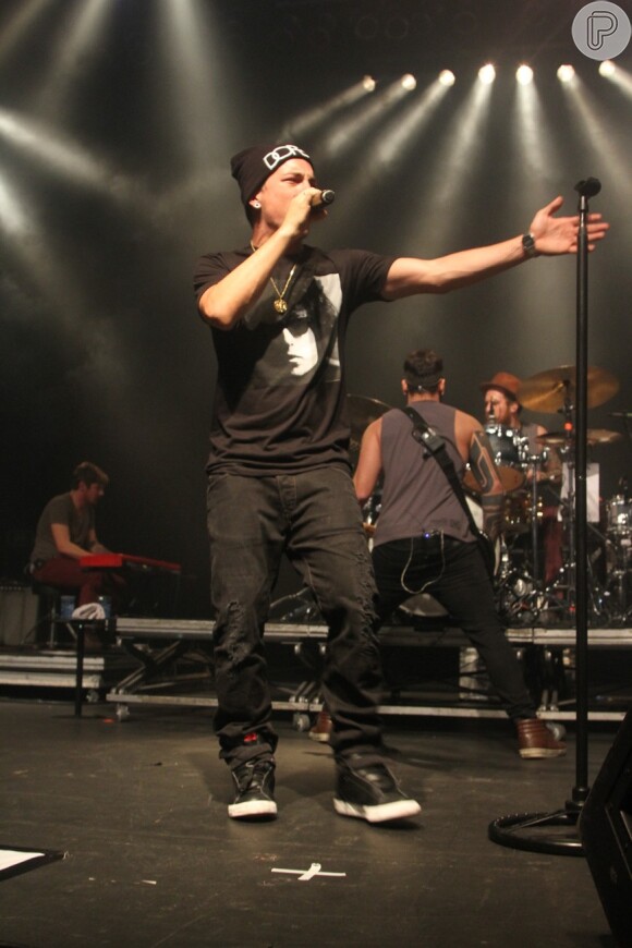 O cantor deixou o anel de compromisso à mostra durante um show com a banda NX Zero no HSBC Brasil, no projeto " Mix ao Vivo", em São Paulo, no domingo, 18 de maio de 2014