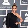 Jennifer Lopez usou o vestido no Grammy 2013 com sandálias douradas Tom Ford triple-buckle, joias Norman Silverman e clutch Vince Camuto