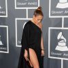Jennifer Lopez usou um coque no cabelo para compor o look do Grammy 2013