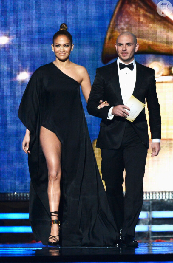 Jennifer Lopez subiu ao palco do Grammy 2013 ao lado do rapper Pitbull