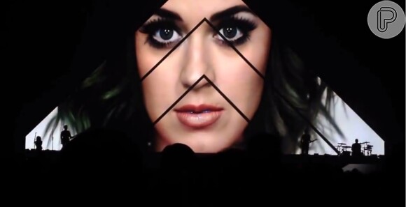 Katy Perry atualmente se apresenta na turnê 'Prismatic' do CD Prism