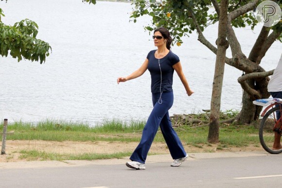Helena Ranaldi também gosta de praticar exercícios ao ar livre. A atriz de 'Em Família' costuma caminhar na Lagoa Rodrigo de Freitas, no Rio de Janeiro