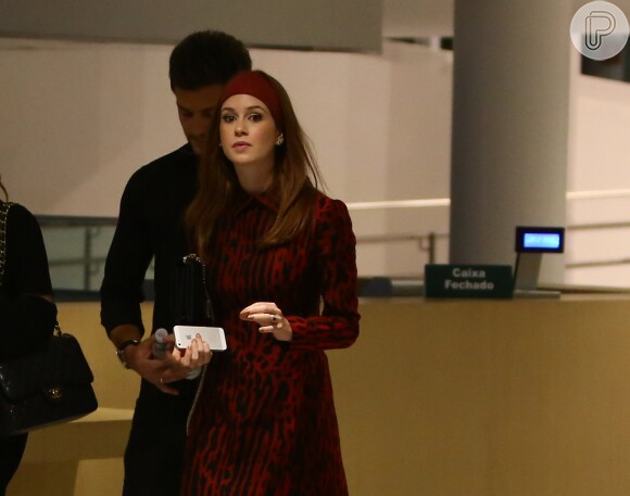 Marina Ruy Barbosa usa faixa no cabelo