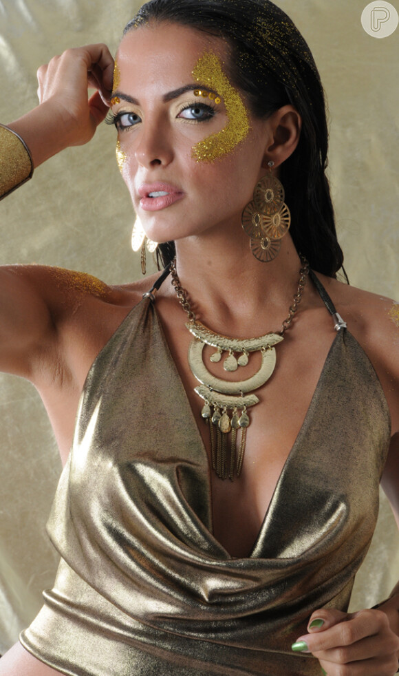 Carla Prata posa para capa da revista 'Interativa' e conta segredos para manter o corpo sarado, em 29 de janeiro de 2013