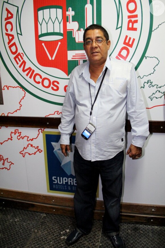 Zeca Pagodinho posa em frente ao escudo da Grande Rio em 29 de janeiro de 2013