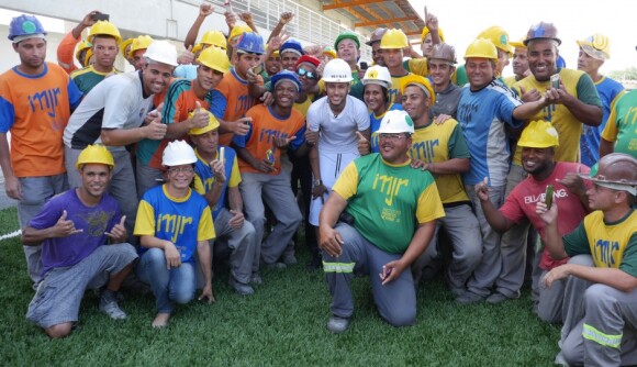 Neymar posa com operários da obra e esbanja simpatia