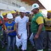 Neymar recebe o carinho dos operários nas obras do seu instituto