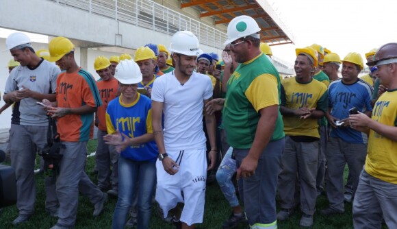 Neymar recebe o carinho dos operários nas obras do seu instituto