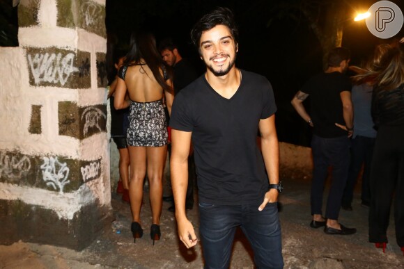 Rodrigo Simas vai à festa de aniversário de Giovanna Lancellotti no Rio
