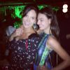 Carol Sampaio, que ajudou a organizar a festa, posa com a amiga Isis Valverde: 'Vai sem foco mesmo', brincou ao posta a foto na sua conta do Instagram
