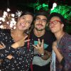 Caio Castro posou na festa de Giovanna Lancellotti com a promoter Carol Sampaio e com a cantora Maria Gadú