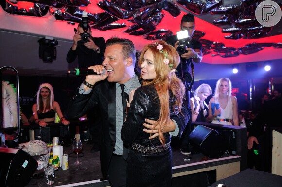 Lindsay Lohan se diverte ao lado do DJ Jean Roch 