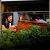 Rodrigo Simas toma café da manhã com amigos após curtir festa de Giovanna Lancellotti, no Rio de Janeiro (22 de maio de 2014)