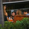 Rodrigo Simas toma café da manhã com amigos após curtir festa de Giovanna Lancellotti, no Rio de Janeiro (22 de maio de 2014)