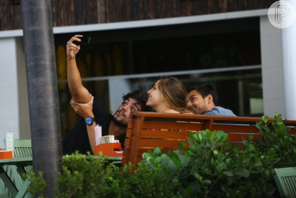 Rodrigo Simas toma café da manhã e faz selfie em padaria (22 de maio de 2014)