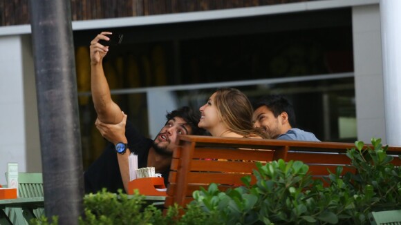 Rodrigo Simas toma café da manhã com amigos após festa de Giovanna Lancellotti