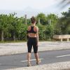 Juliana Didone exibe barriga sarada durante caminhada na orla da Barra da Tijuca, no RJ