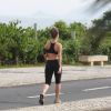 Juliana Didone exibe barriga sarada durante caminhada na orla da Barra da Tijuca, no RJ