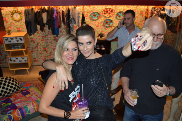 Deborah Secco faz selfie com Juliana Santos, em dia de lançamento de coleção no Recife