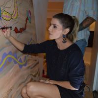 Deborah Secco grafita loja em lançamento de coleção no Recife, PE