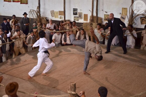 A cena do confronto entre capoeira e arte marcial é inspirada em um fato histórico, protagonizada na realidade por mestre Bimbo e um judoca estrangeiro, na Bahia