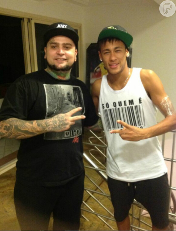 Neymar é fã de tatuagens e já tem várias espalhadas pelo corpo. Quando está em Santos, costuma recorrer ao amigo Adão Rosa, do Náutica Tattoo