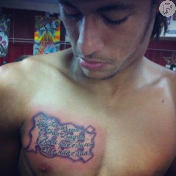 O jogador tem mensagem de autoestima tatuada no peito