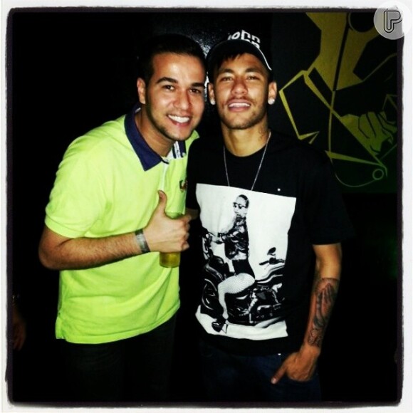 Neymar fez uma nova tatuagem no braço esquerdo. Ele exibiu o desenho durante a balada que curtiu ao lado de amigos na quinta-feira, 22 de maio de 2014, em Santos, no litoral de São Paulo