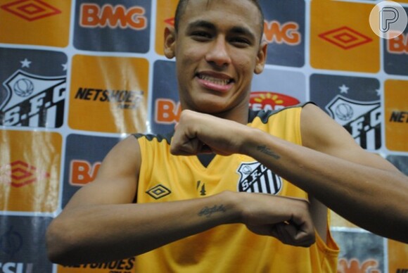 Neymar tem os nomes da mãe, da irmã e do filho tatuados nos braços 